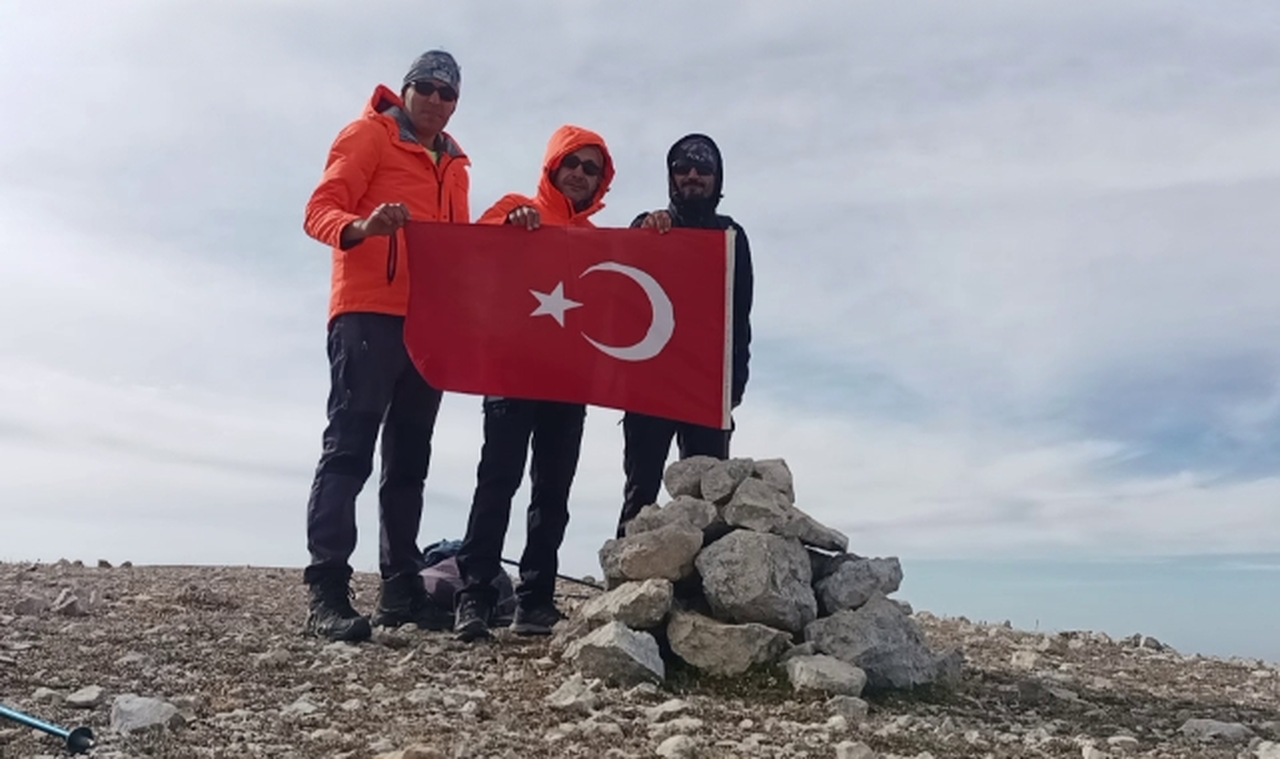 3 dağcı Cumhuriyetin 100. yılını Ilgaz Dağı’nda kutladı