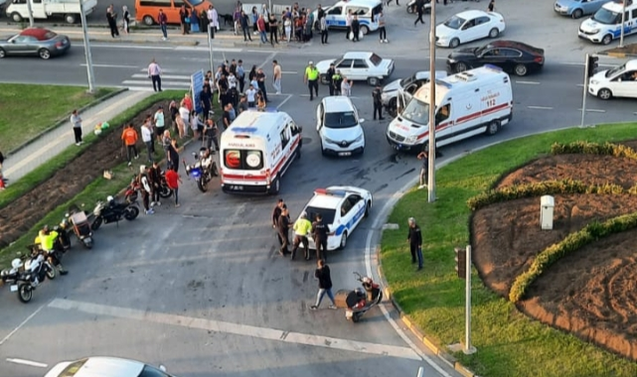 Aynı kavşak yine kaza.. Taklalar atarak durabildi! Yaralılar var