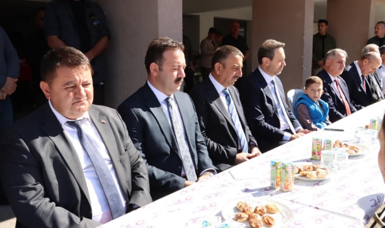 Bakan Bayraktar'dan şehit ailesine taziye ziyareti