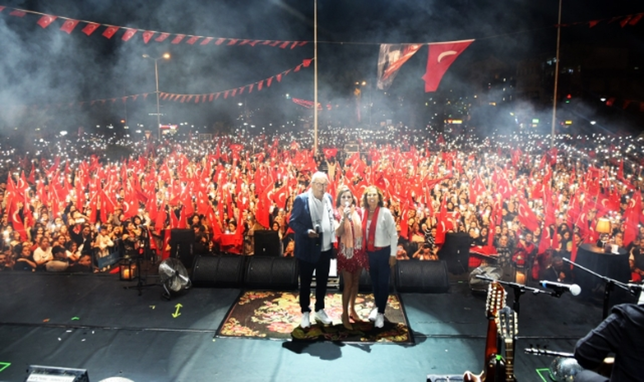 Merve Özbey, Kdz. Ereğli'nin coşkusuna coşku kattı