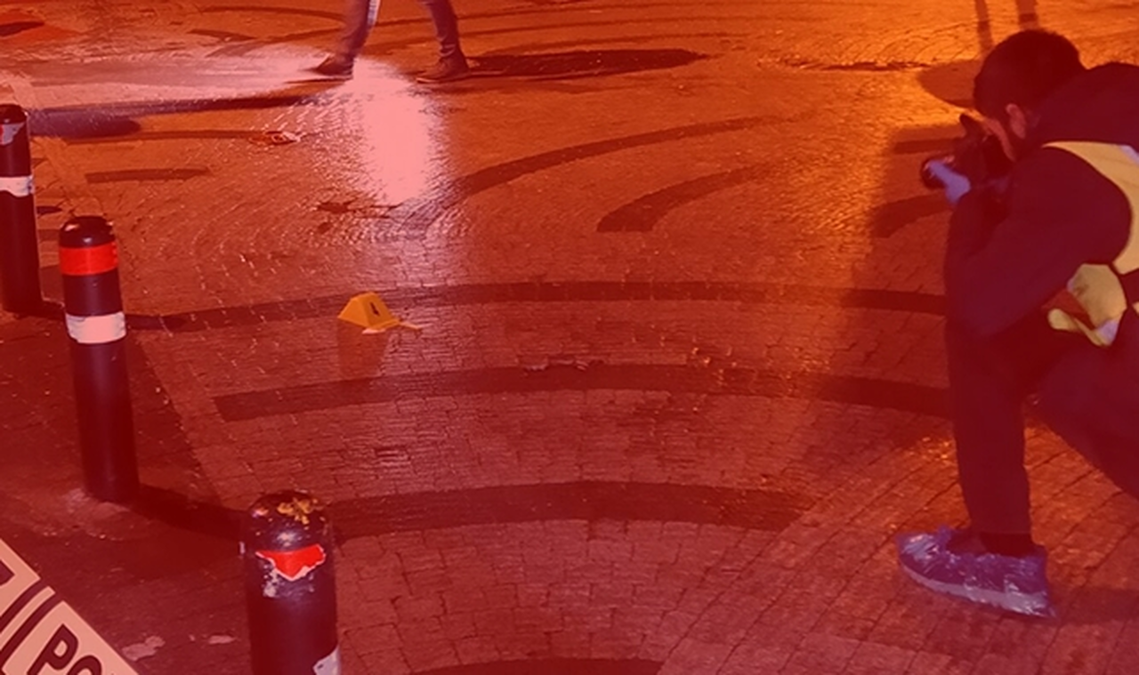 Sevgilisine kızıp sokakta pompalı tüfekle ateş etti  