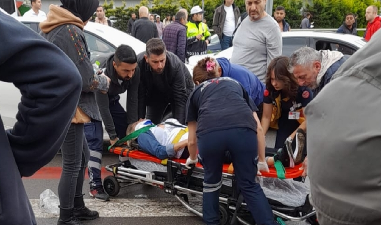 Yol kavgası yaparken yayaya çarptılar!