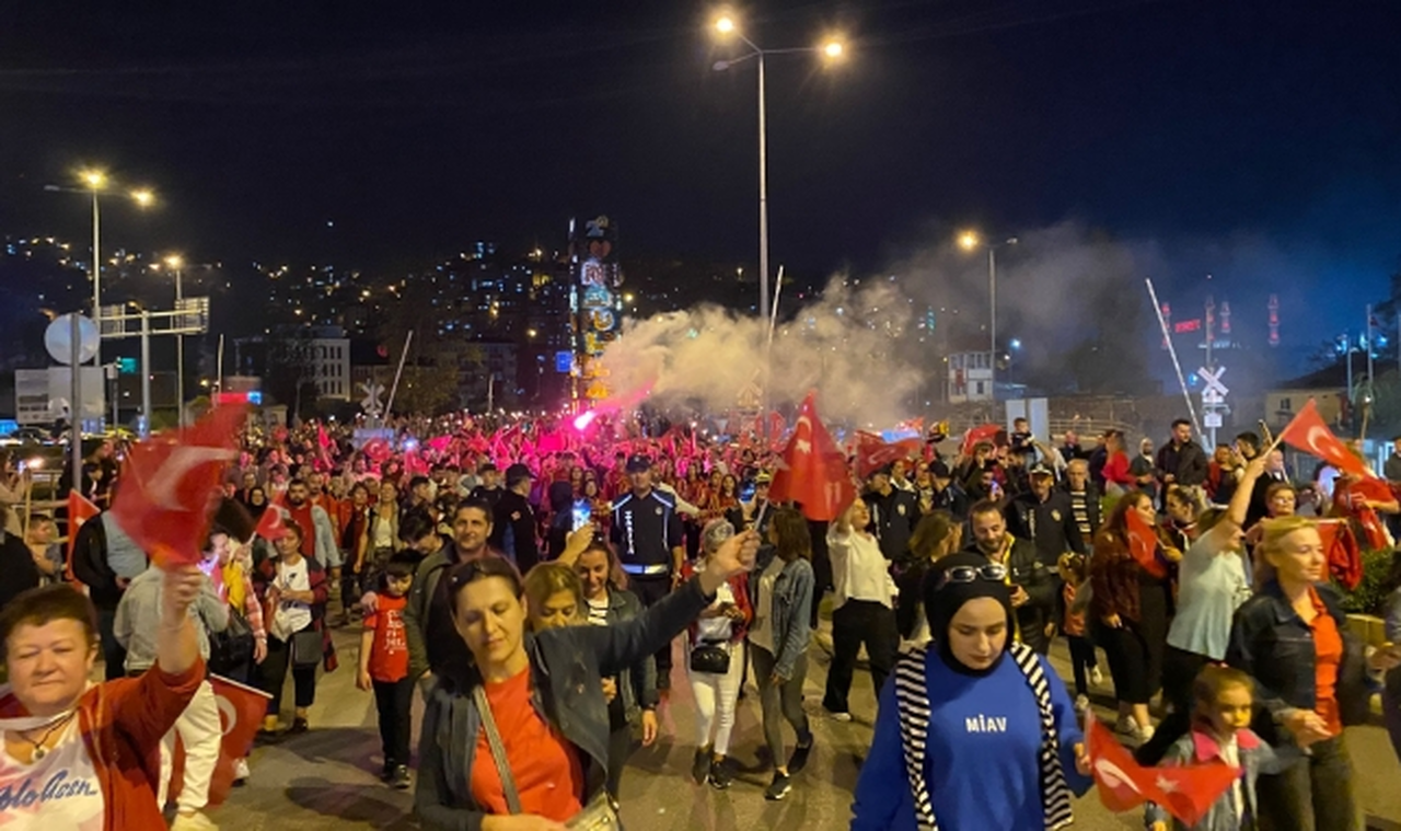 Yüzlerce kişi fener alayı coşkusu yaşadı  