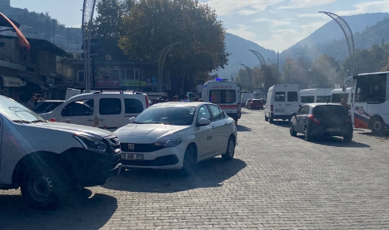 Zonguldak'ta Trafik Kazası: Genç Kız Hastaneye Kaldırıldı
