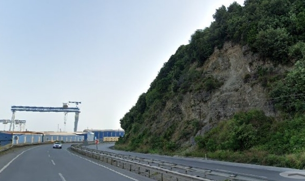 Gülüç'te Yola Düşen Kaya Parçaları İçin Çalışma Başlatıldı