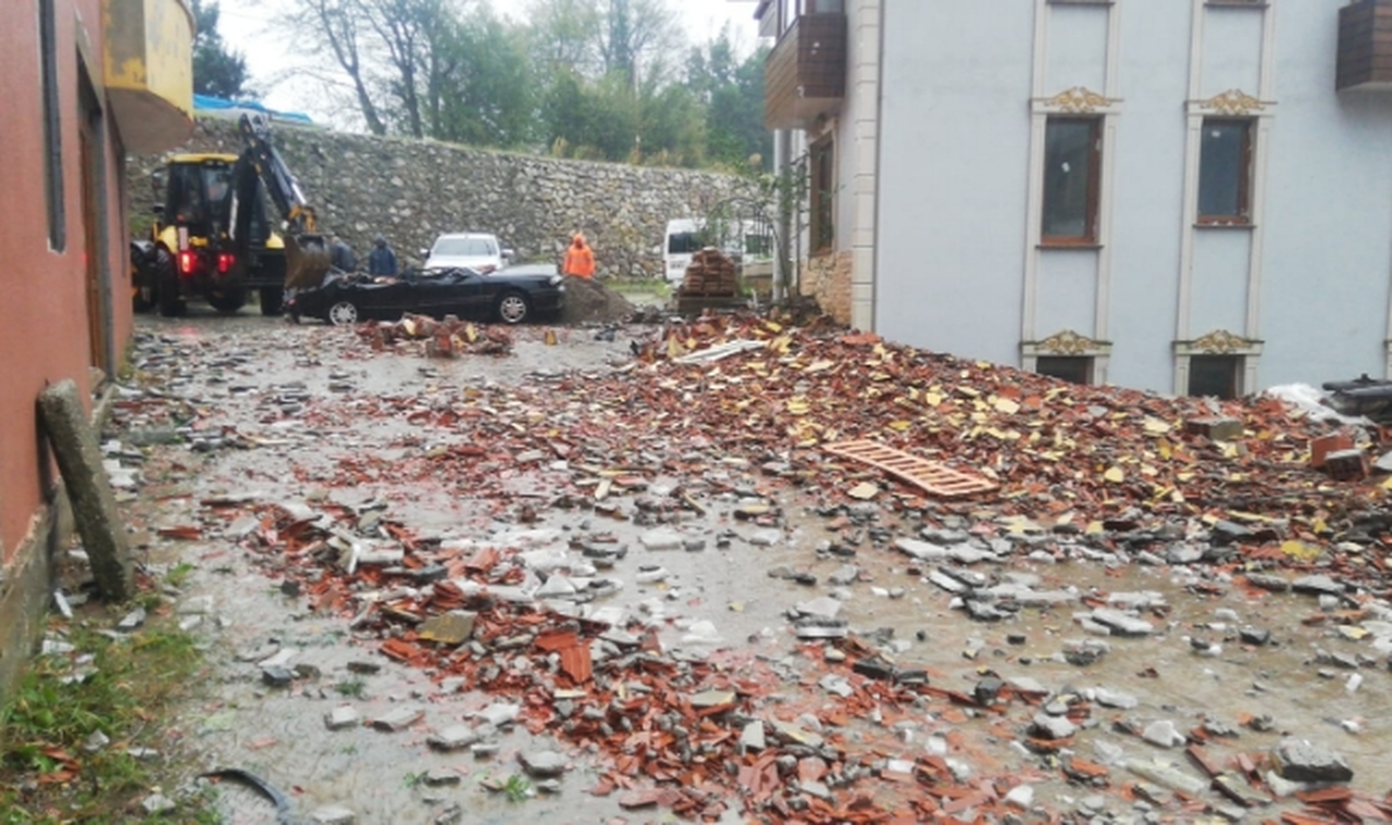 Meteoroloji Uyarısının Ardından Şehir Merkezinde Fırtına ve Yağış Etkili Oldu: Ekipler Teyakkuzda