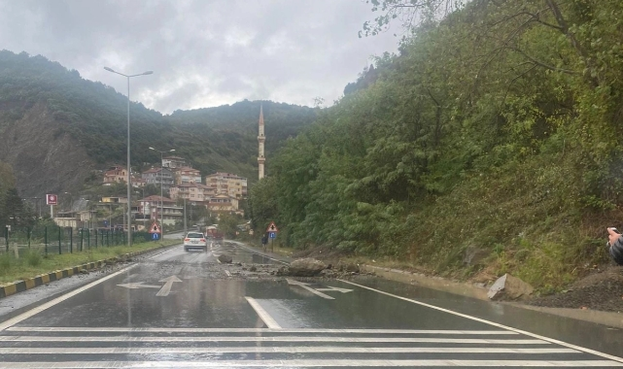 Zonguldak-İstanbul karayolunda heyelan!
