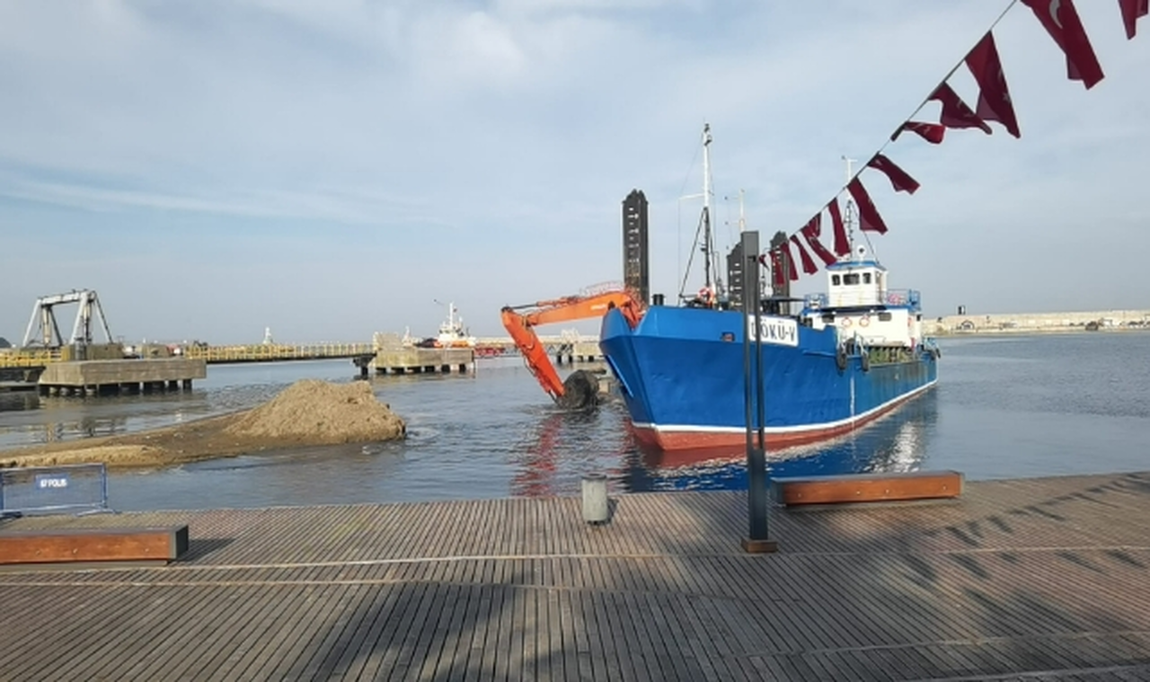 Zonguldak Limanı'ndaki Kum Birikintisi Tarak Gemiyle Temizleniyor