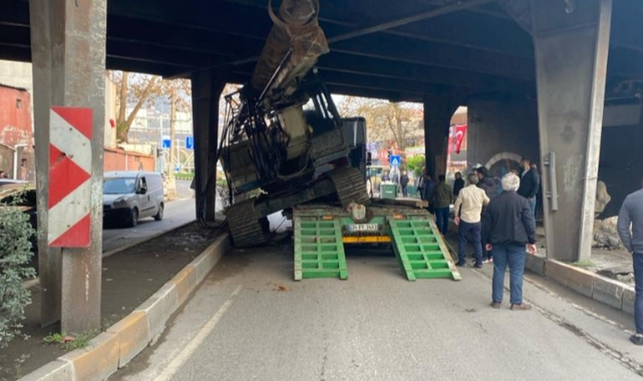 İş makinesi dorsenin üzerinden düştü! Fevkani'de giderayak yine olay!