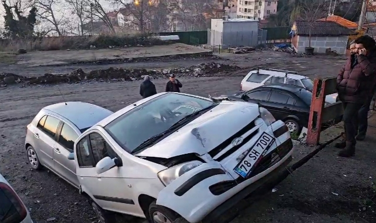 Kontrolden çıkan araç asılı kaldı, sürücü yaralı!