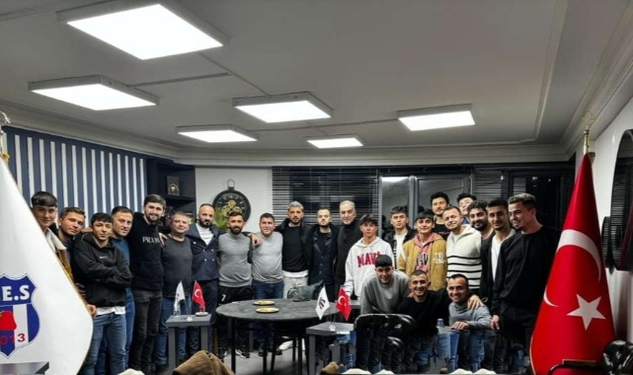 Namağlup lider ZES'in futbolcu ve yönetimi toplandı