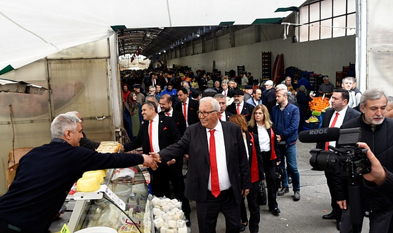 Başkan Posbıyık Ve Ekibi, Pazar Yerinde Sevgiyle Karşılandı
