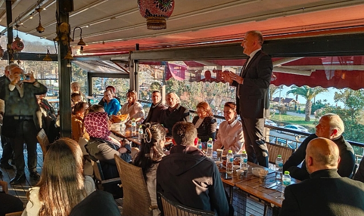Sesli'nin Seçim Ofisi Dolup Taşıyor