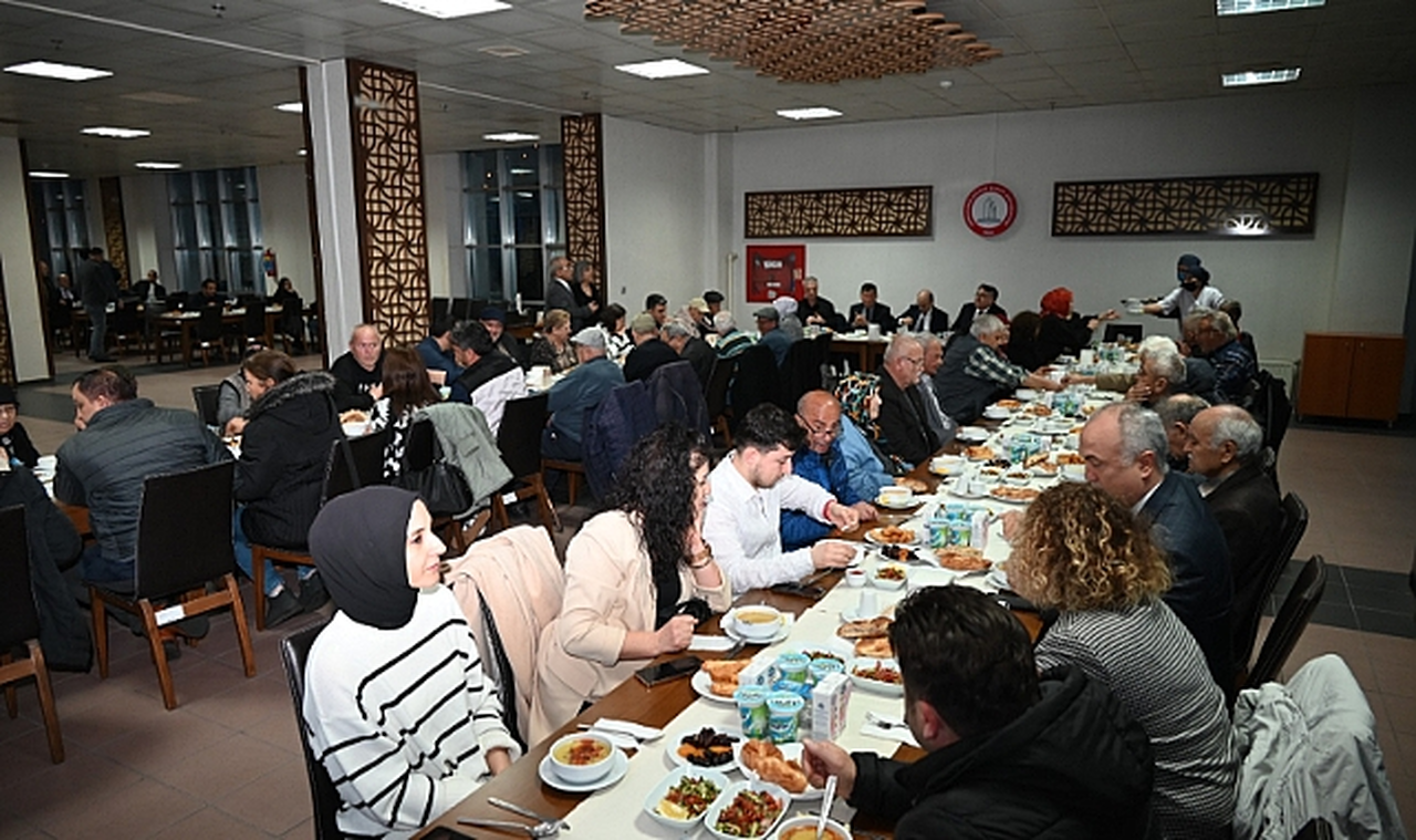 Rektör Özölçer, İftarda Huzurevi Sakinleriyle Bir Araya Geldi