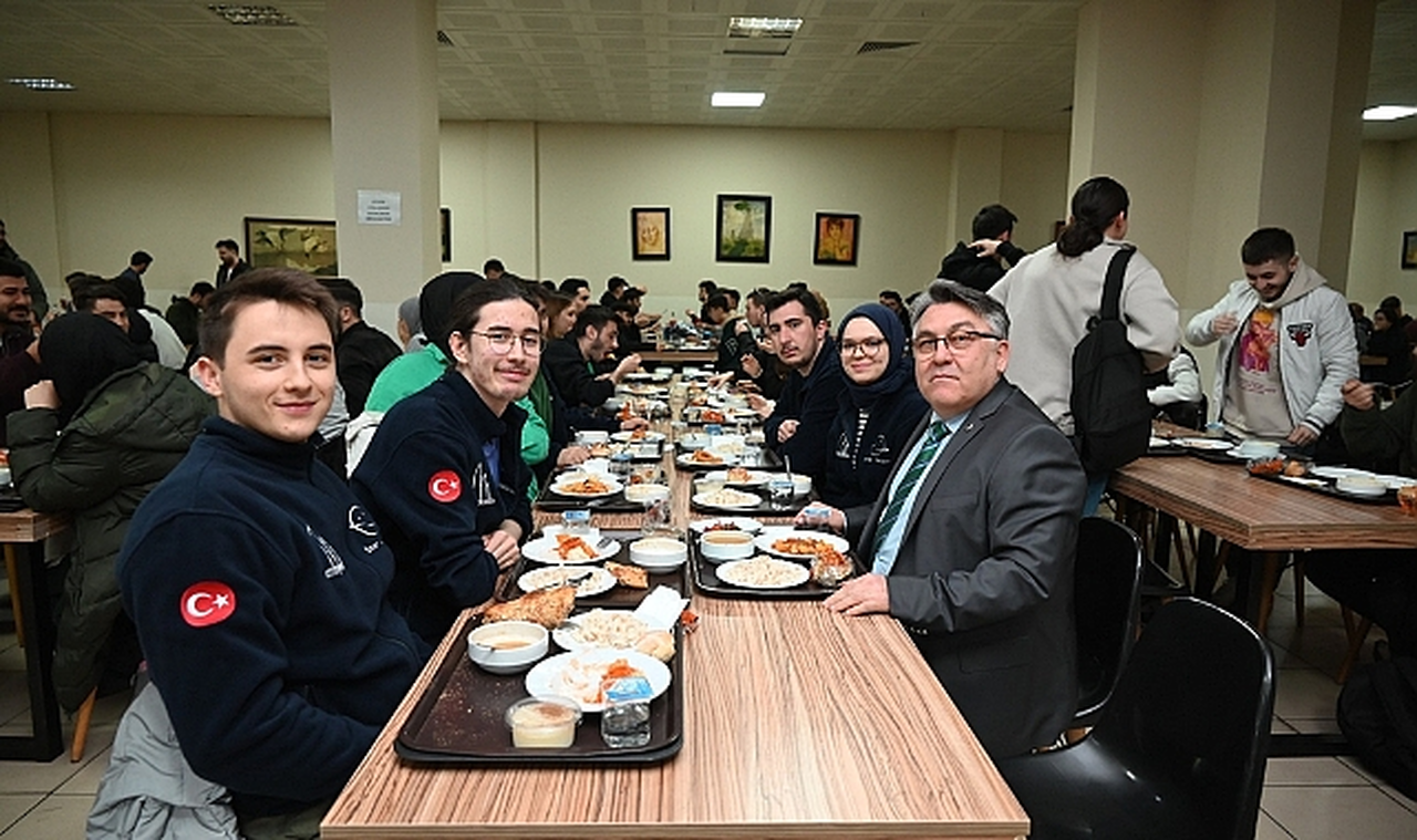 Rektör Özölçer, Orucunu Öğrencilerle Birlikte Açtı