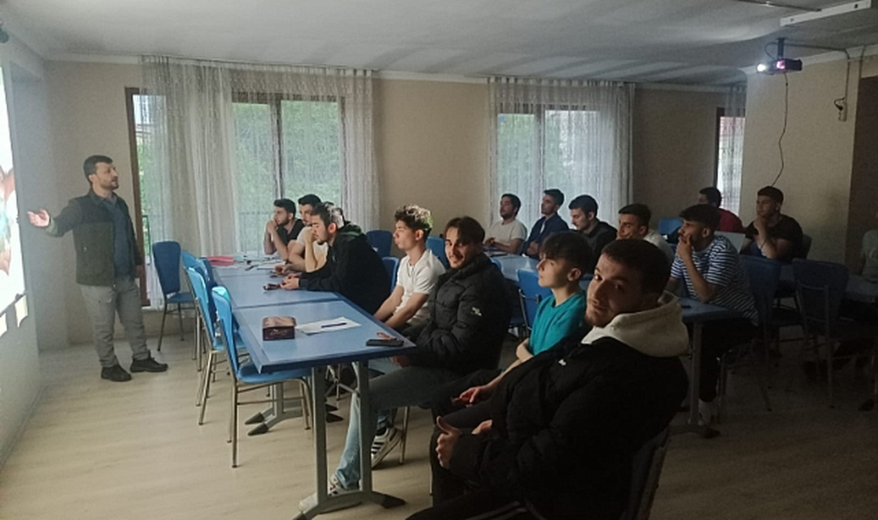 KYK Yurtlarında Gençlere "Esma-i Hüsnadan Hayatımıza Yansımalar, Çevre Bilinci ve Dijital Arınma" Sunumları