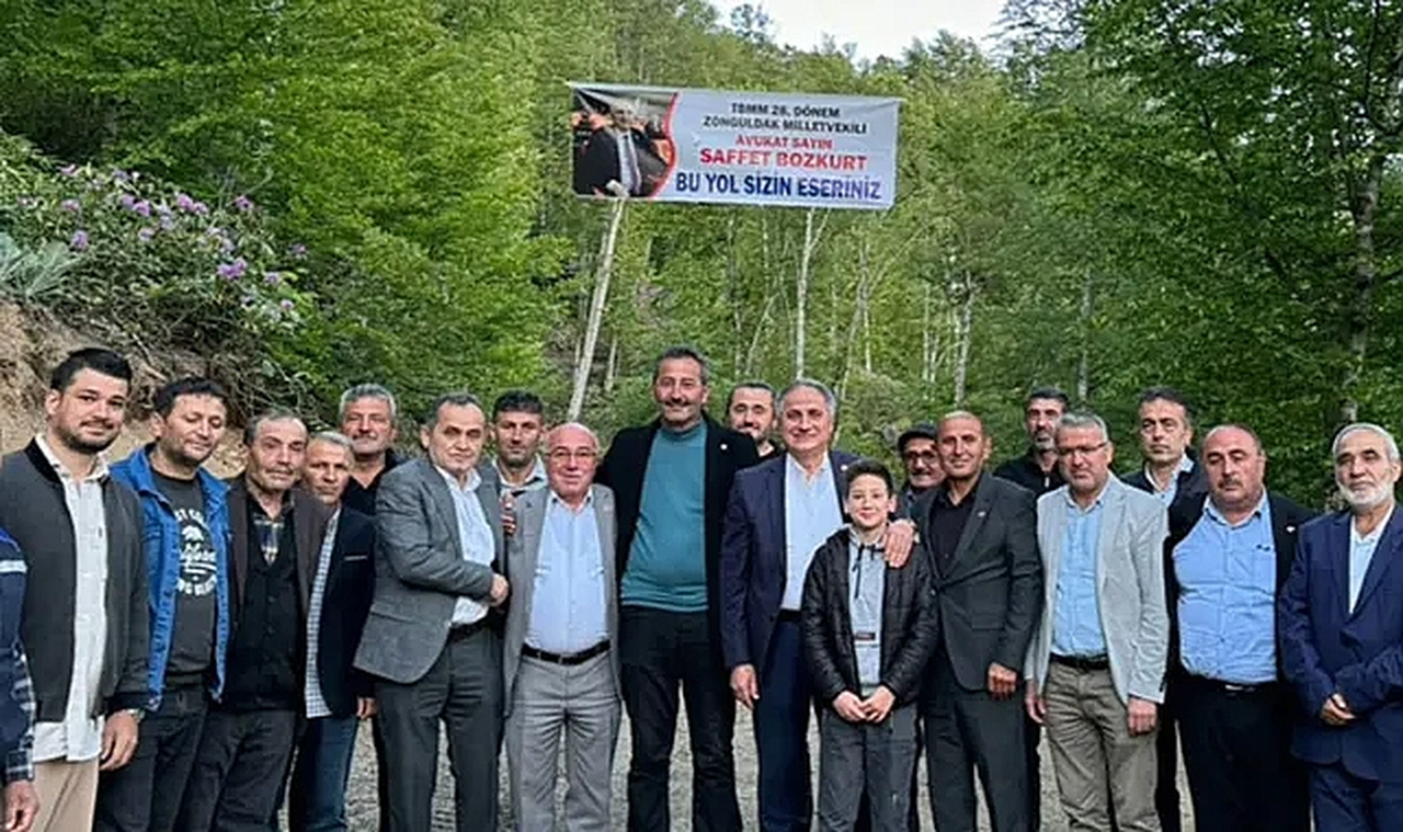 Saffet Bozkurt, yolu bağladı: Köylüler pankartla karşıladı…
