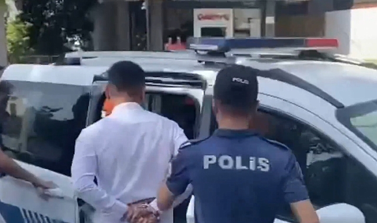 Kadıköy'de Ambulansın Önüne Geçen Şahıslar Yakalandı
