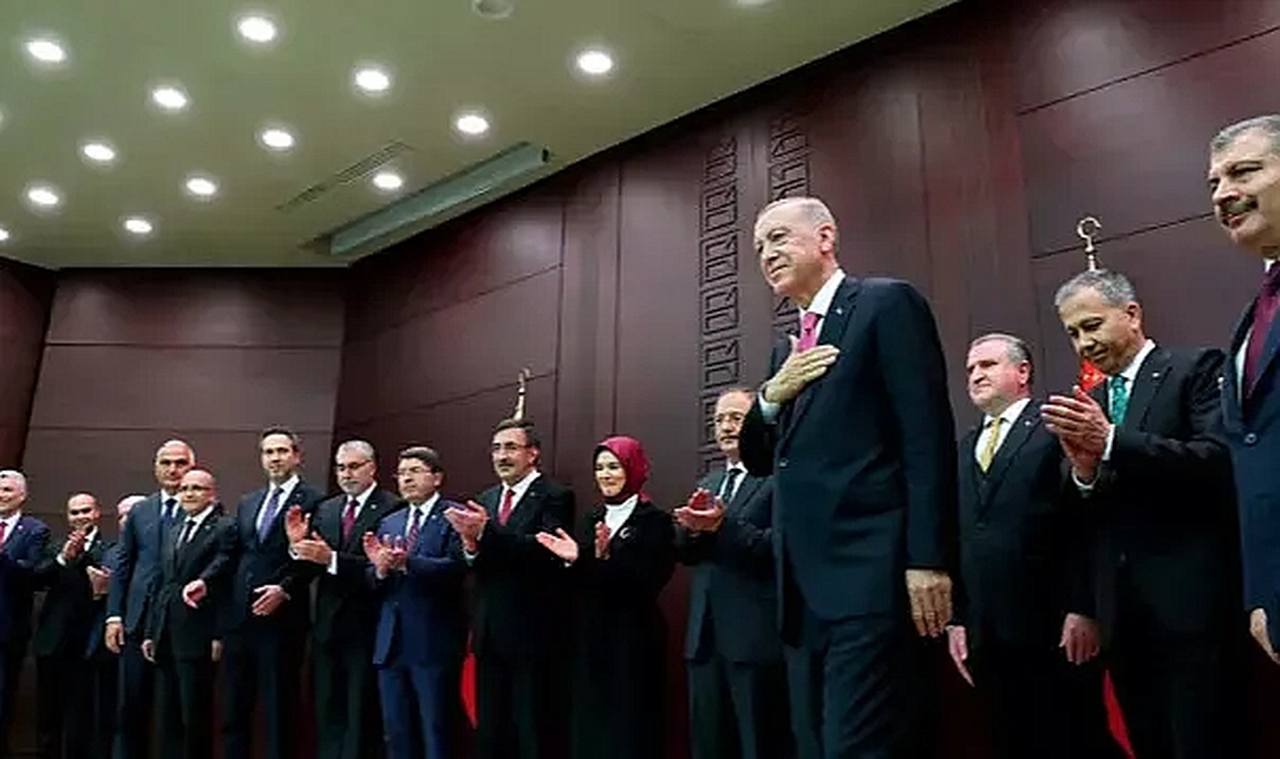 Cumhurbaşkanı Erdoğan imzaladı! Kabine'de 2 Bakan değişti! İşte yeni Bakanlar...
