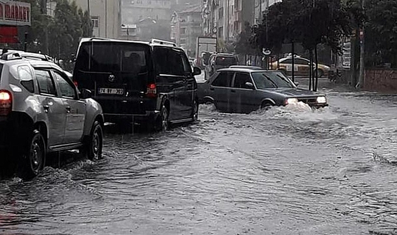 Gökçebey'de Cuma Günü Kuvvetli Yağış Bekleniyor, Pazar Yerleri Kapatılacak