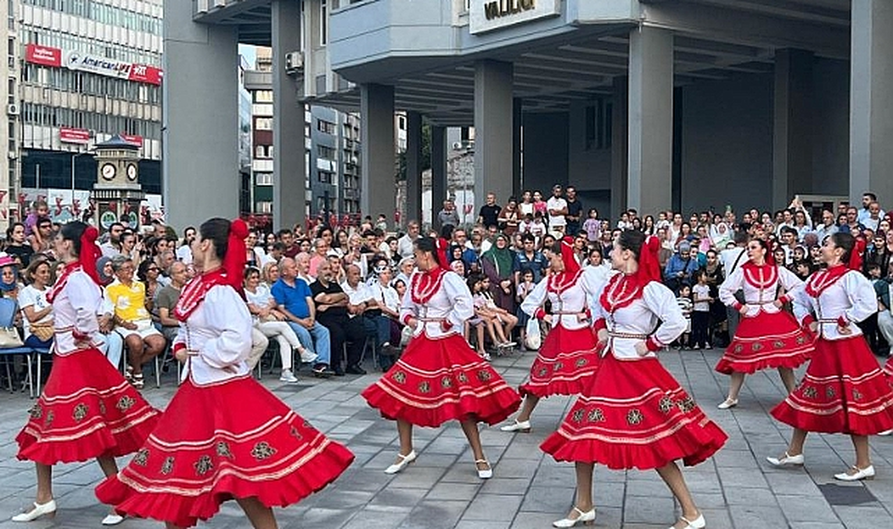 Zonguldak'ta uluslararası halk dansları rüzgarı esti