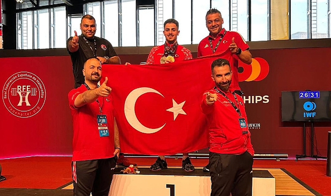 BARÜ’lü milli halterci Kaan Kahriman Dünya Şampiyonasında 1 altın, 2 gümüş madalya aldı
