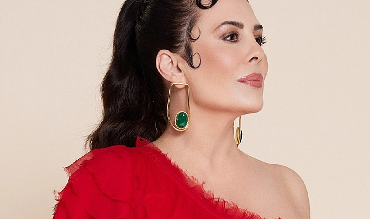 Demet Sağıroğlu, 'Aşktan Bir Fazla' İle Geri Döndü