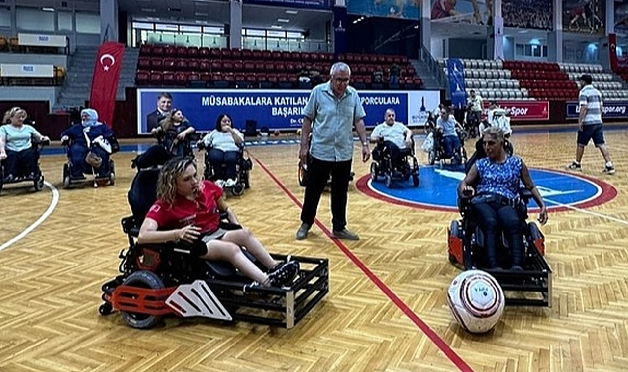 İzmir'de Engeller Tekerlekli Sandalye Futbolu ile Yenildi