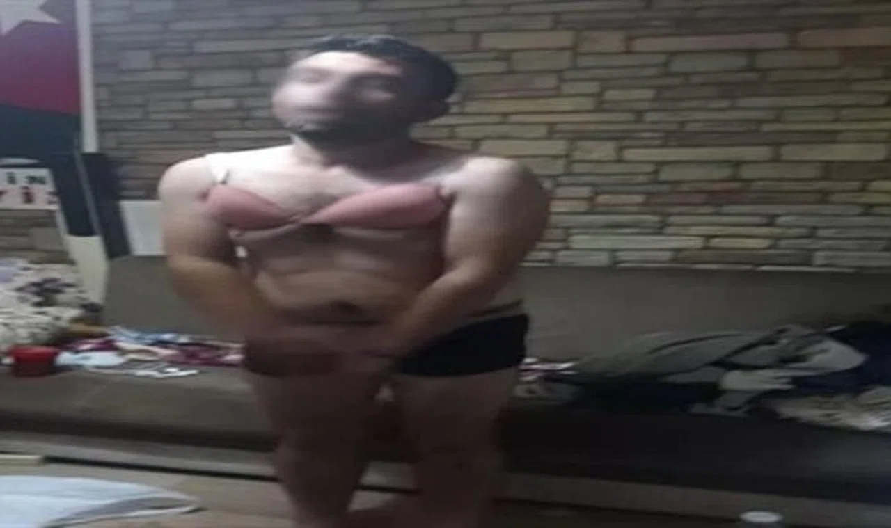 Kiracıları olan adama sütyen giydirdiler, müzik açıp zorla oynattılar... Yetmezmiş gibi bir de işkence ettiler