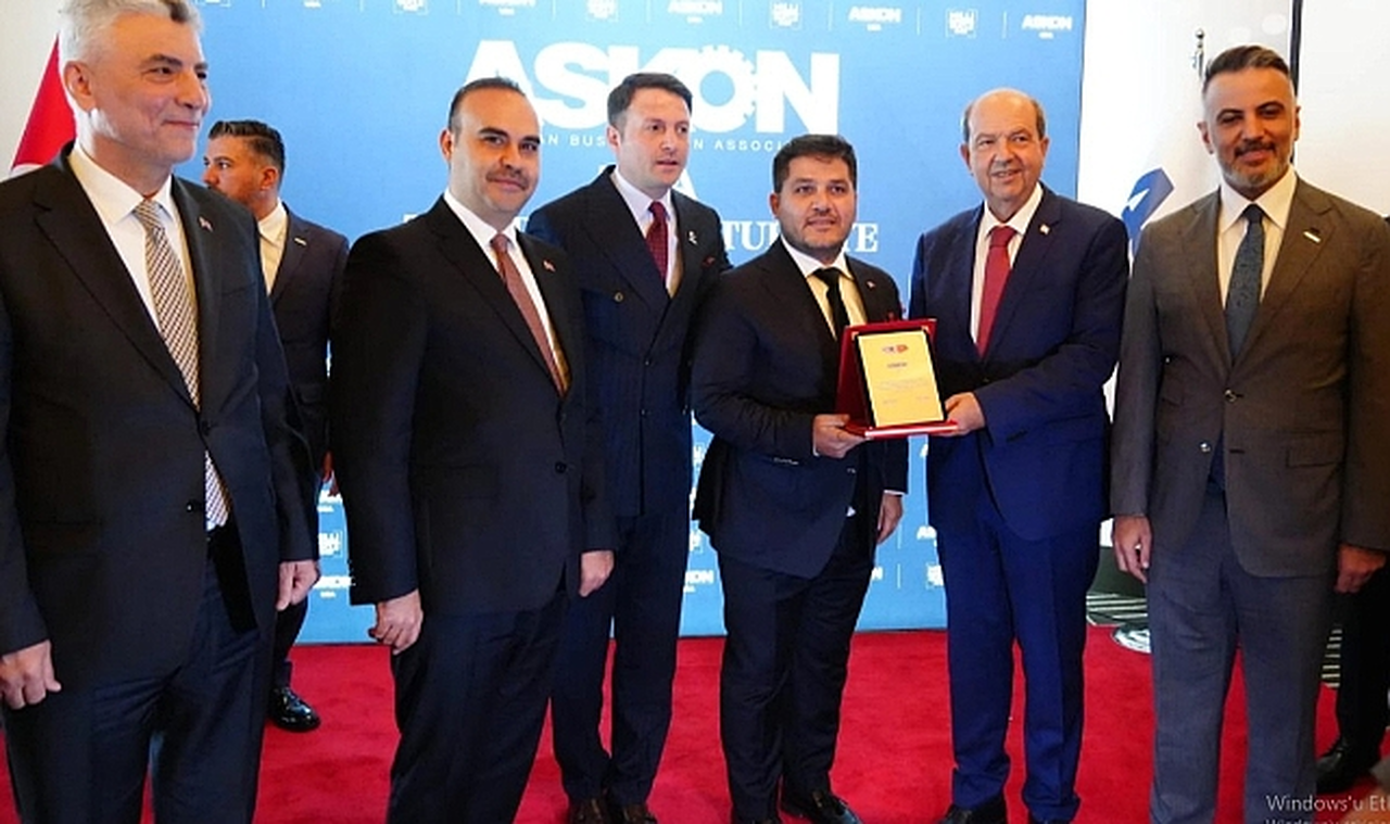 KKTC Cumhurbaşkanı Tatar, ART Group’a Teşekkür Plaketi Verdi