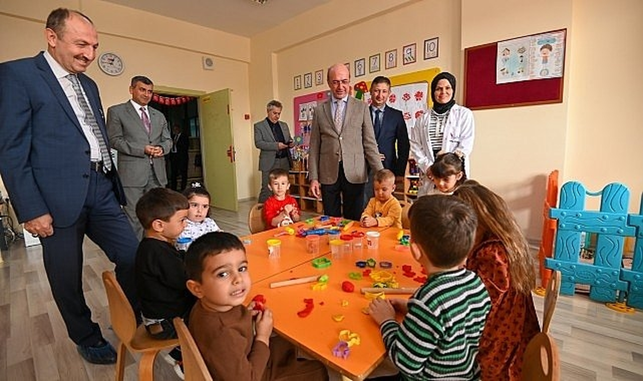 Selçuklu Belediye Başkanı Ahmet Pekyatırmacı, Şule Yüksel Şenler Anaokulu'na kazandırılan Fiziksel Aktivite-Hareket ve Oyun Alanı'nın açılışına katıldı