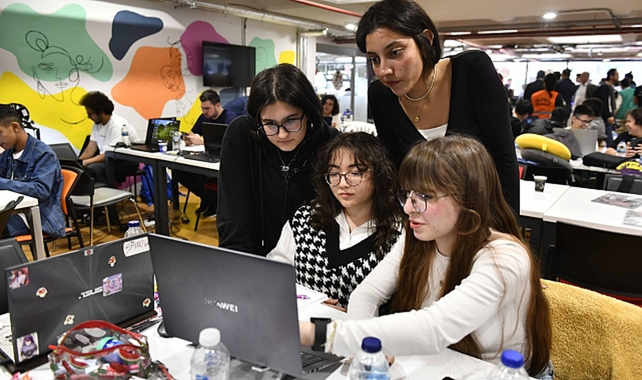 Büyükşehir Belediyesi, NASA Space Apps Challenge 2024 Etkinliğine Ev Sahipliği Yaptı"