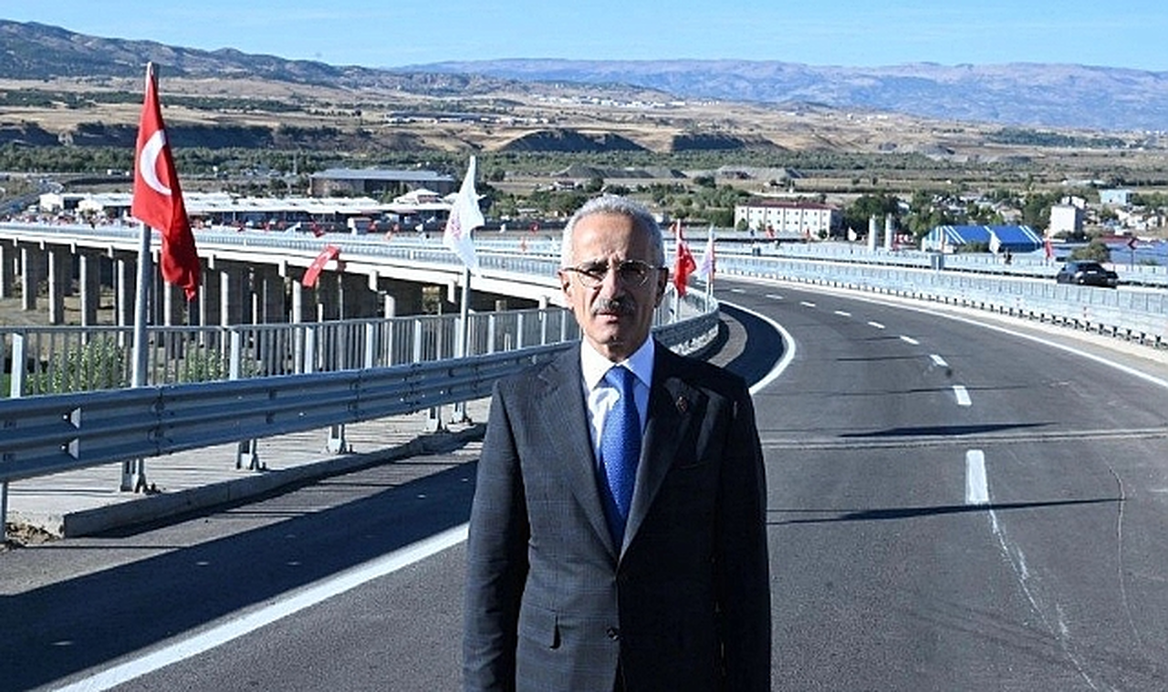 İki Büyük Projeye İmzalar Atılıyor