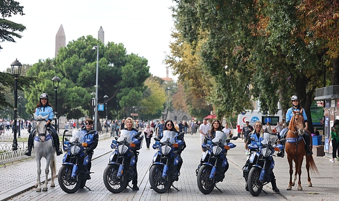 İstanbul'da Motosikletli ve Atlı Kadın Zabıtalar Görevde