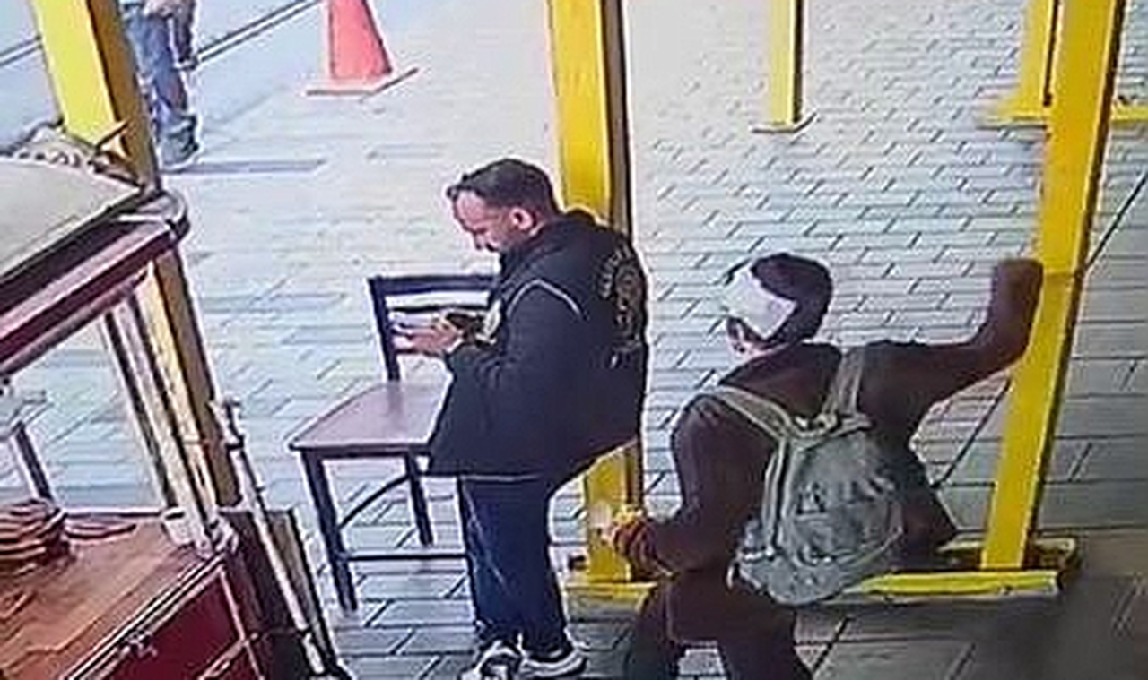 İstiklal Caddesi'nde bir polis bıçaklandı!