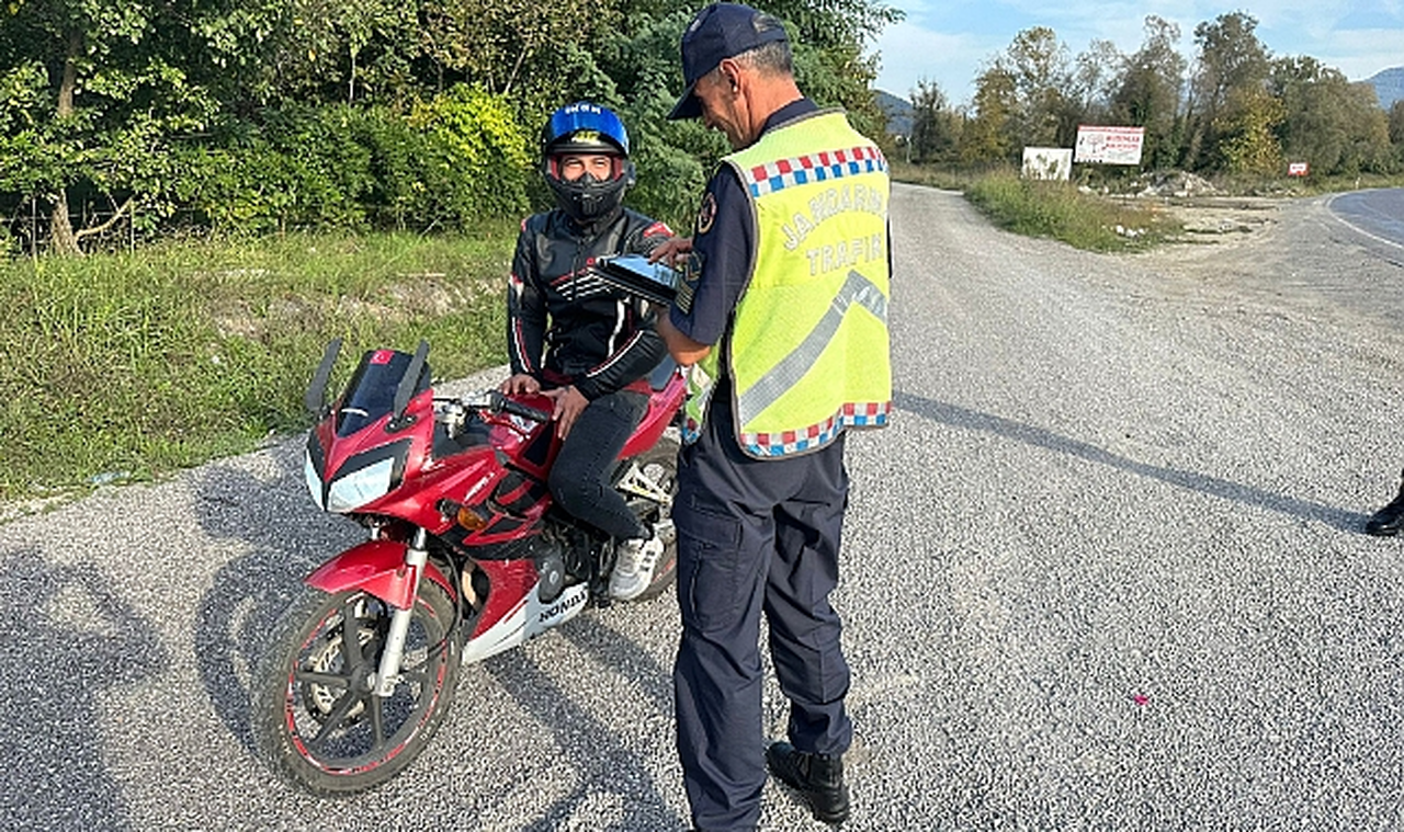 Jandarma ekiplerinden motosiklet sürücülerine sıkı takip