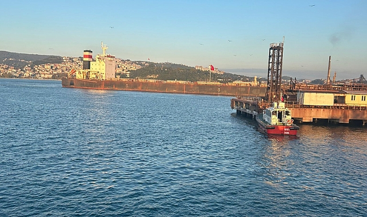Karadeniz Ereğli'de karaya oturan gemi yüzdürüldü