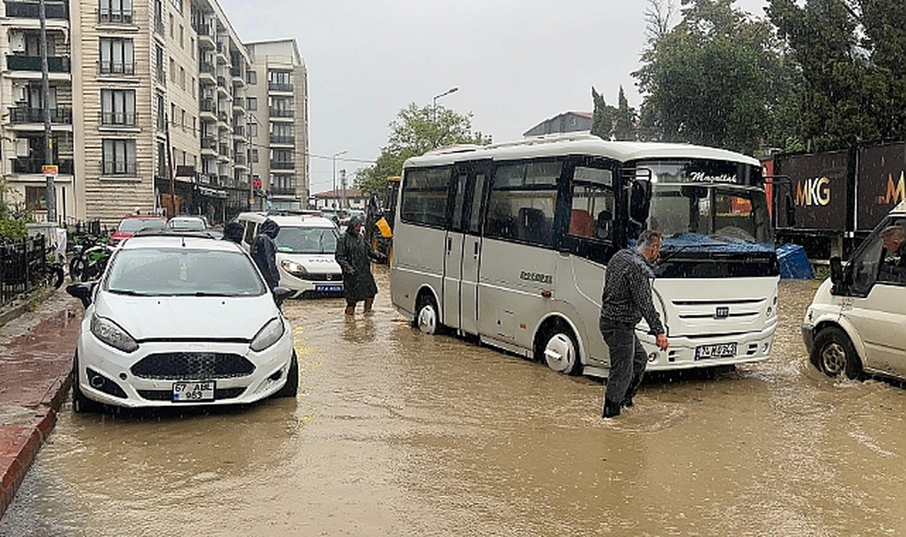 Kuvvetli yağış yolu göle çevirdi dolmuş mahsur kaldı