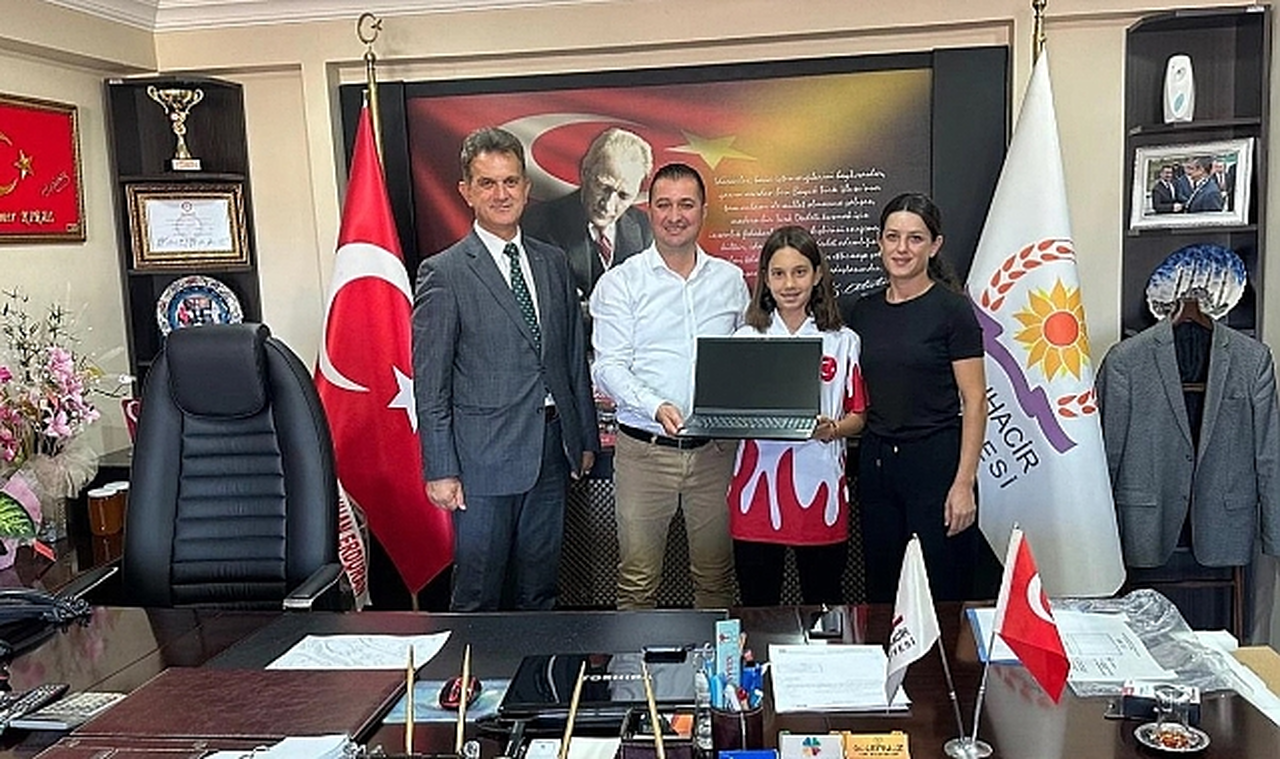 Tamer Kıral, Türkiye 2.'si Eslen Göktepeli'ye Laptop Hediye Etti