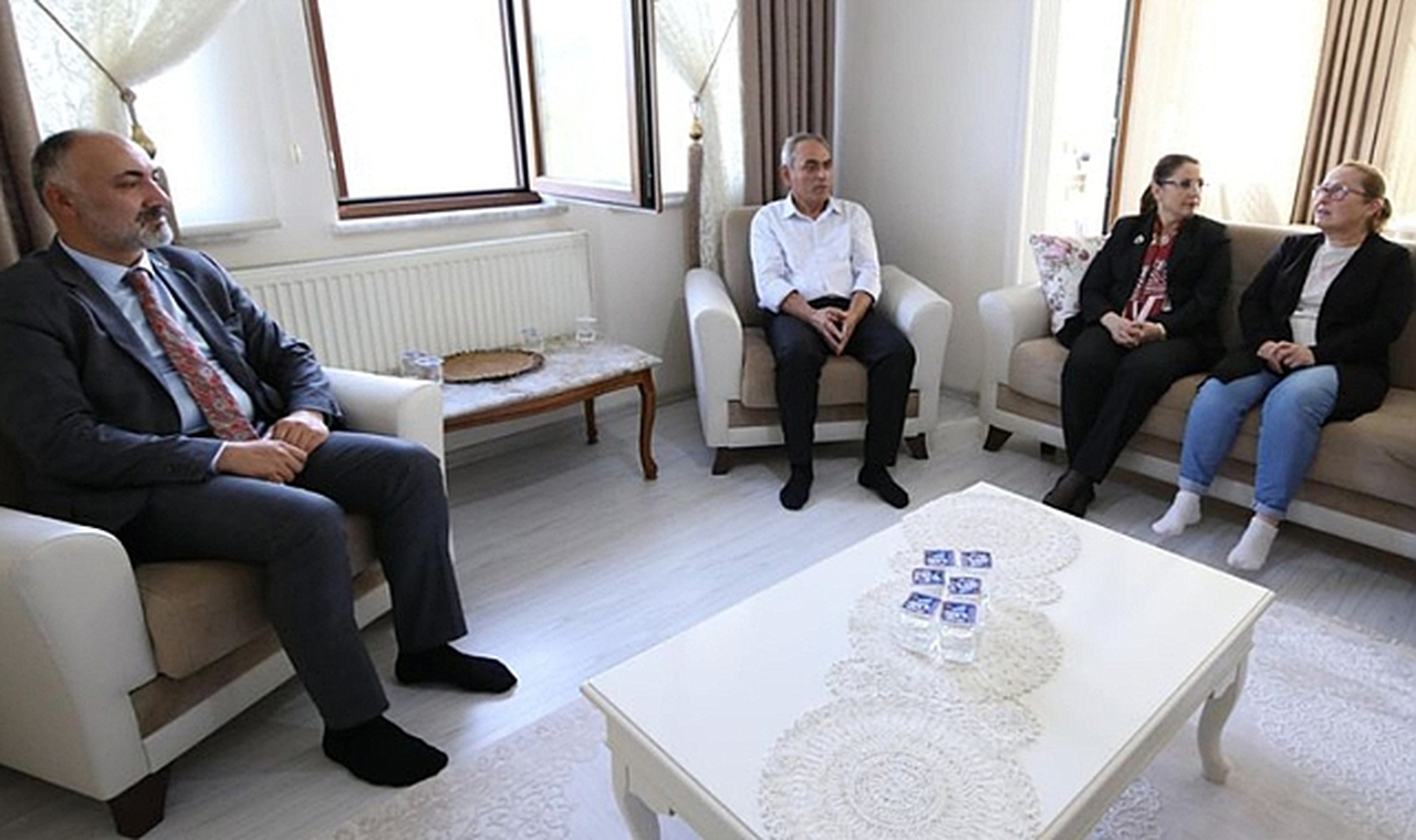 Vali Arslan, maden kazasında hayatını kaybeden Serhat Kahraman'ın ailesini ziyaret etti