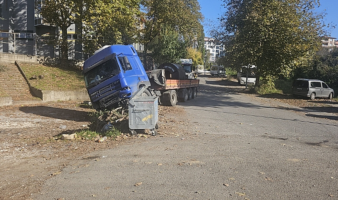 Zonguldak Ereğli’de Çelik Saç Yüklü Tır Yan Yattı