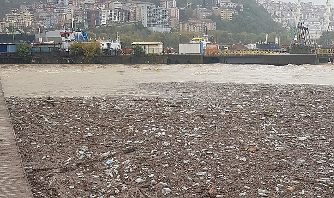 Zonguldak'ta Sağanak Yağmur ve Fırtına Sonrası Sahilde Kirlilik Oluştu