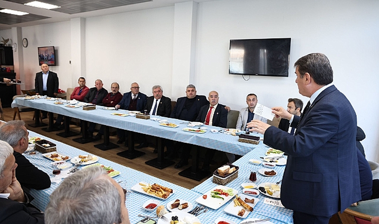 Belediye Başkanı Tahsin Erdem, 19 mahalle muhtarı ile kahvaltıda bir araya geldi
