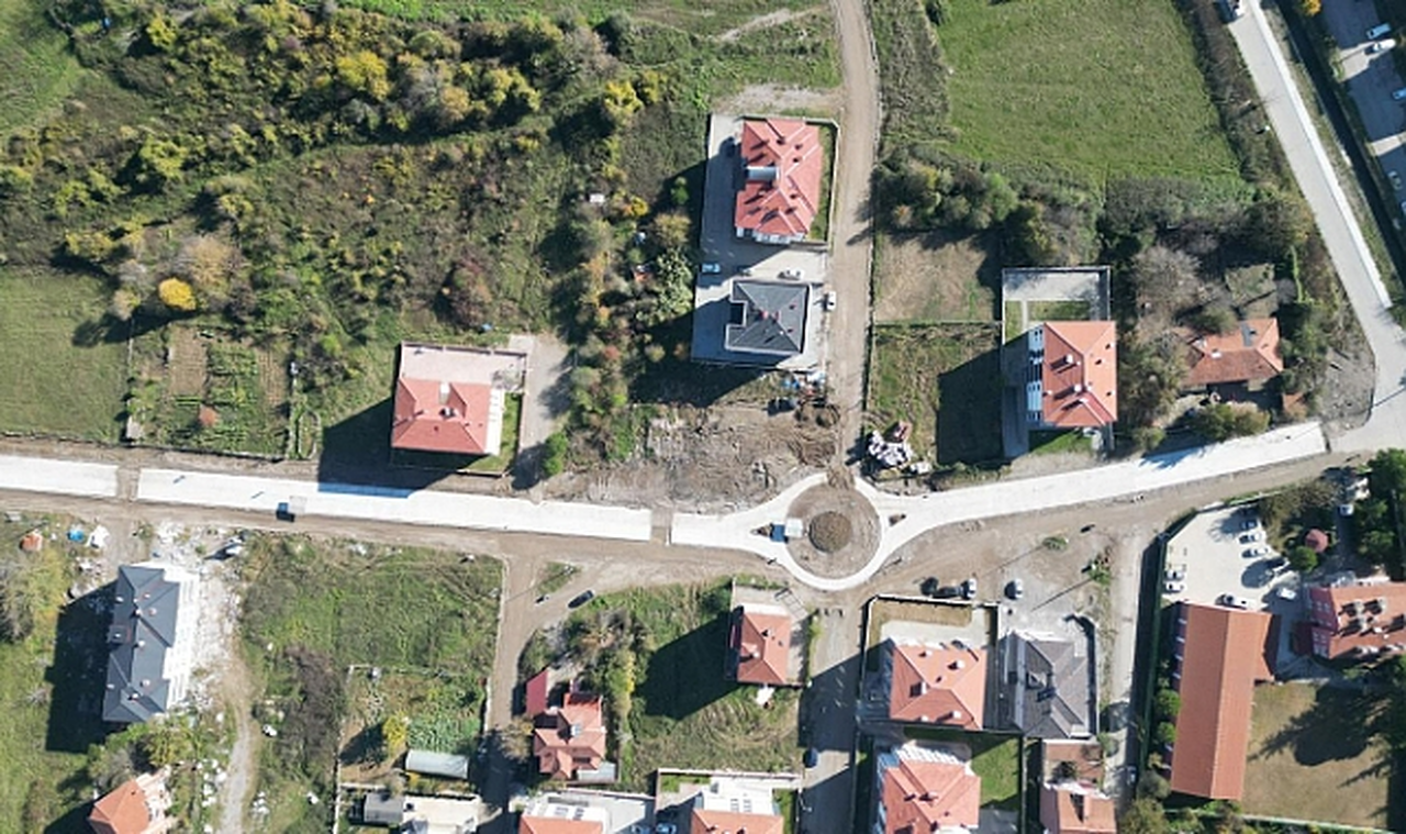 Havaalanı pisti kalitesinde yol