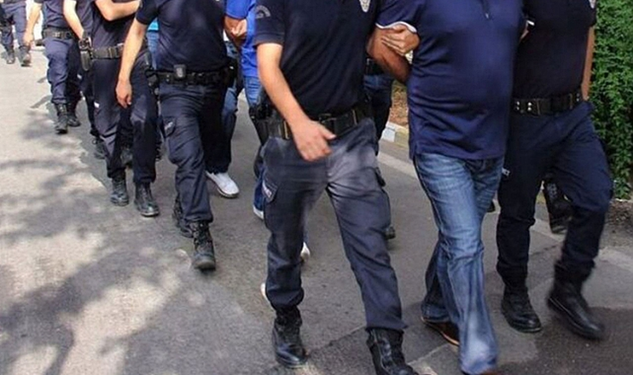 İstanbul'da PKK Bağlantısı Şüphesiyle DEM Parti Eş Başkanları Gözaltına Alındı