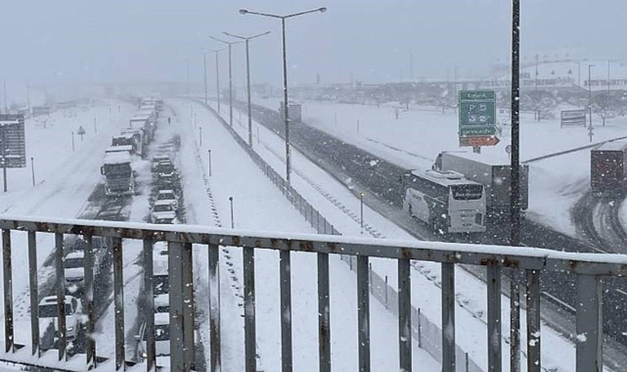 Kar Yağışı D-100 Karayolunu Kapattı: Ulaşım 5 Saattir Aksıyor