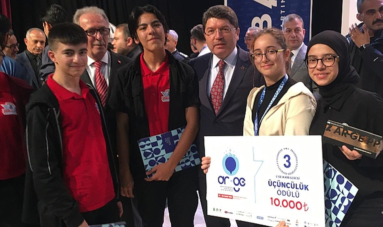 Öğrenciler Ödüllerini Adalet Bakanı Yılmaz Tunç’tan Aldılar