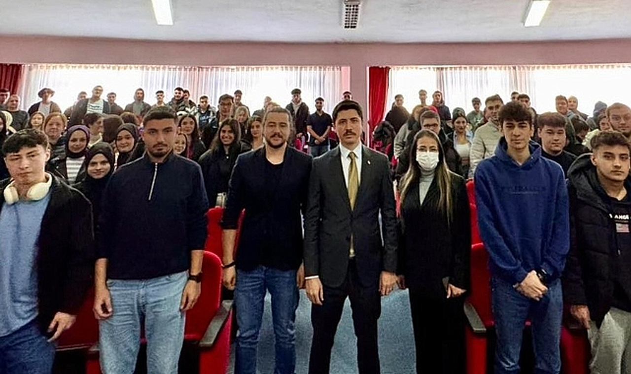 Pazaryeri Kaymakamı, Üniversite Öğrencilerine Kariyer Semineri Verdi