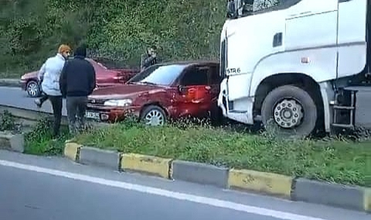 Zonguldak Ereğli’de Otomobil ile Tır Çarpıştı