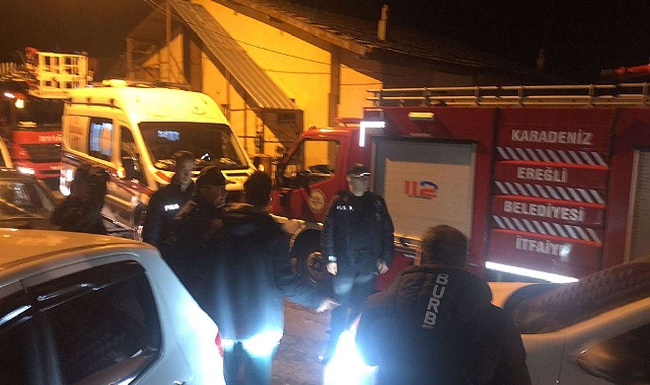 Çatıya çıkan adamı, ekipler ikna ederek intihardan vazgeçirdi